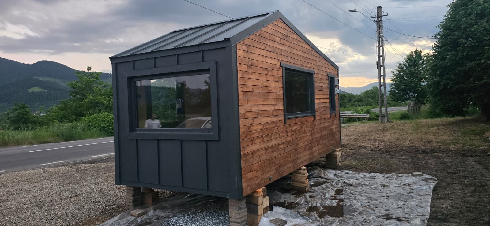 Tiny House — vedere exterior cu fereastră panoramică